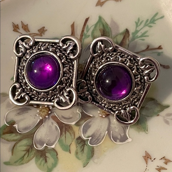1992 Avon “Bold and Classic” Purple Glass Cabochon Clip-on Earrings & Brooch - Picture 4 of 10